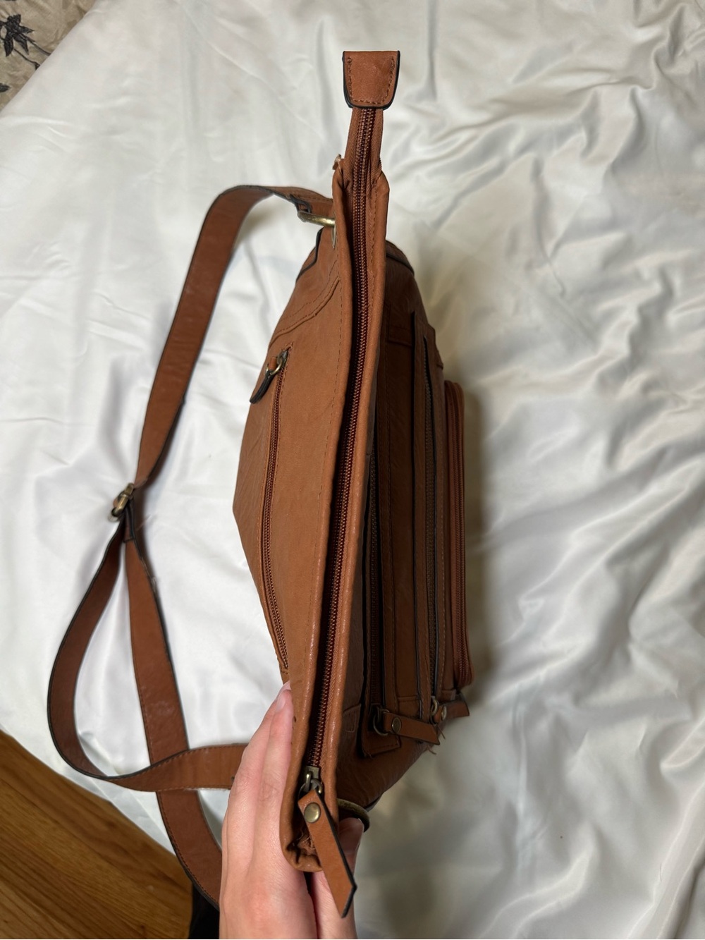 Bueno Pebbled Brown Crossbody Shoulder Zip Closure Inner/Outer Pockets - Picture 8 of 8
